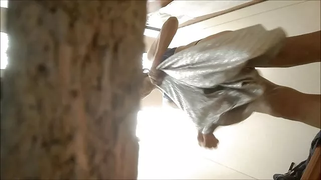 Tình dục không đăng ký  Người phụ nữ lớn tuổi thủ dâm trên một phim sẽ nhạt bản công trường xây dựng